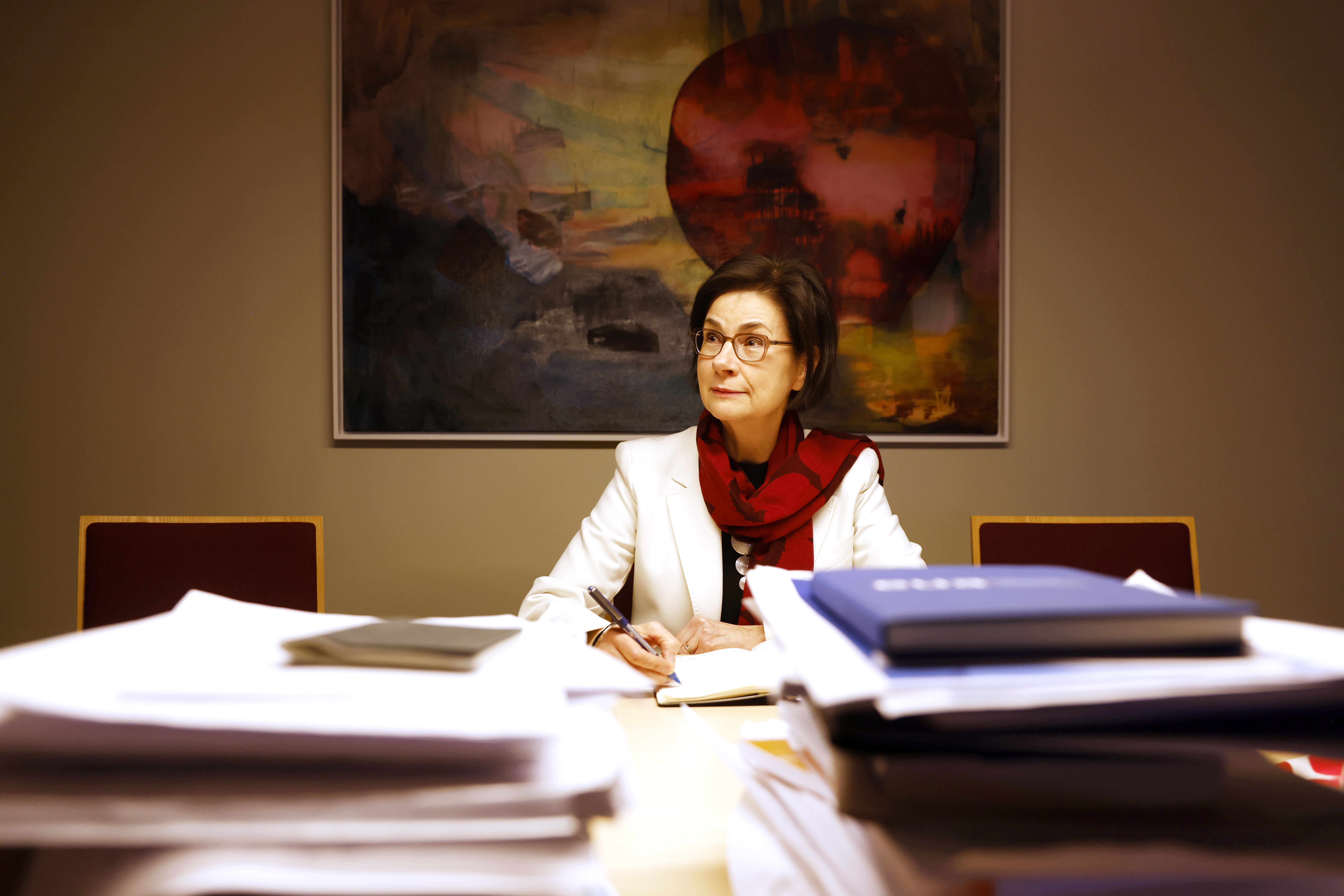 Kuvassa kansliapäällikkö Anita Lehikoinen.