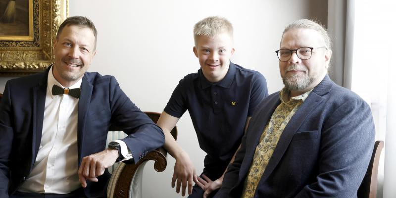 Valokuvassa tiedonjulkistamisen valtionpalkinnon saaneet Mikko Peltola, Osmo Peltola ja Juha Korhonen.