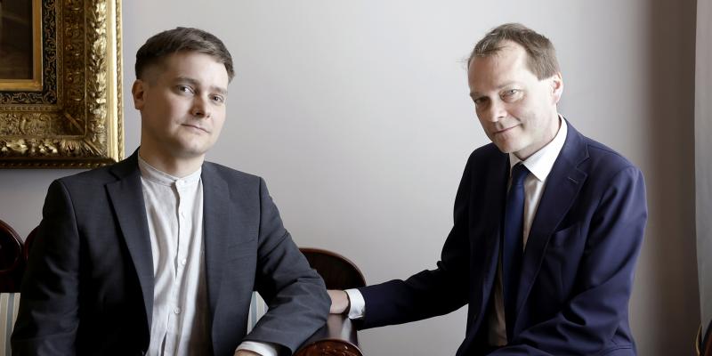 Kuvassa tiedonjulkistamisen valtionpalkinnon vuonna 2025 saaneet Aleks Talve ja Panu Savolainen.