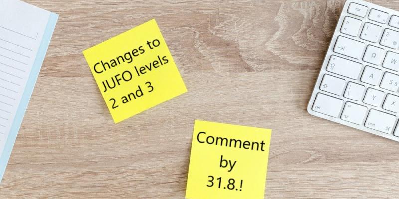 Photo of two post it notes on a desk. On the notes there is a text: "Changes to JUFO levels 2 and 3. Comment by 31.8.!".