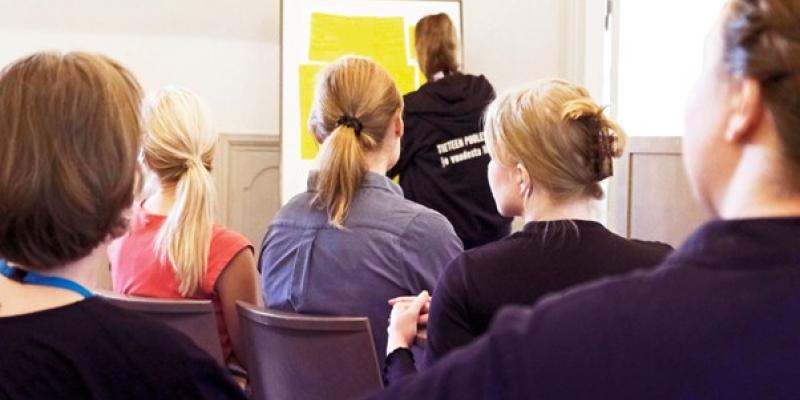 kuvituskuva - ihmisiä katsomassa esitystä