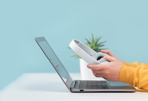 Kannettava tietokone ja kuulokkeet