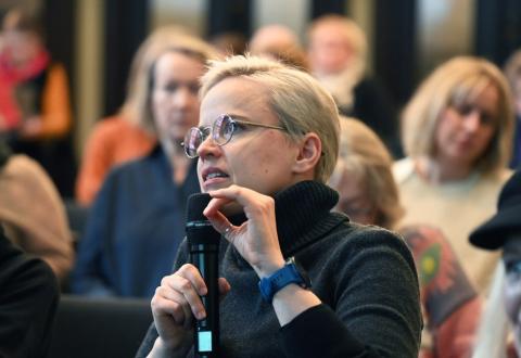 Yleisöä tiedeviestintäkongressissa 2025 Tieteiden talolla. 