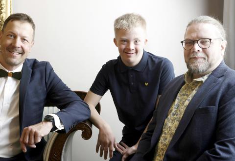 Valokuvassa tiedonjulkistamisen valtionpalkinnon saaneet Mikko Peltola, Osmo Peltola ja Juha Korhonen.