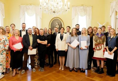 Yhteiskuvassa vuoden 2025 valtionpalkintojen vastaanottajat ja ministeri Mari-Leena Talvitie. 