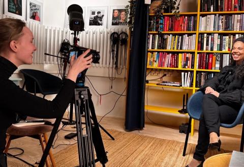 Shadia Rask podcastin kuvauksissa. 
