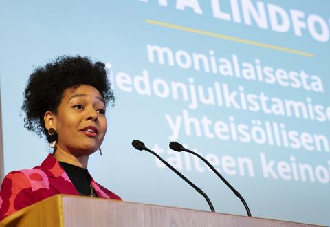 Kuvassa Sonya Lindfors.