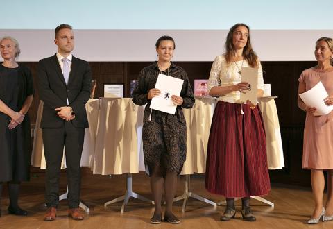 Kuvassa Anniina Ljokkoi, Liisa Kaski ja Tuuli Mathisen ottavat vastaan tiedonjulkistamisen valtionpalkinnon 2022.