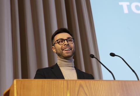 Kuvassa Tommi Tenkanen pitämässä palkintopuhetta vuoden 2022 tiedonjulkistamisen valtionpalkintojen jakotilaisuudessa.
