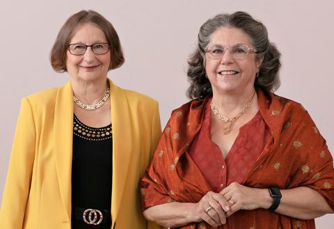 Kuvassa haastateltavat Anne Bergman ja Carola Ekrem seisovat vierekkäin.