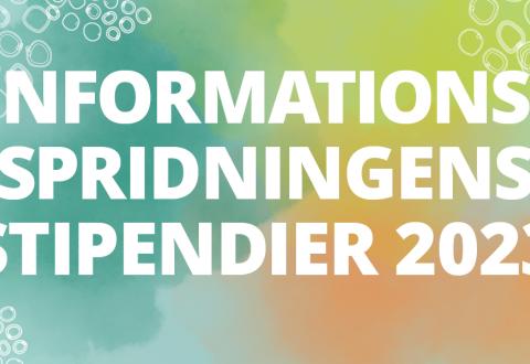 Vit text "Informationsspridningens stipendier 2023" på en grön-orange bakgrund